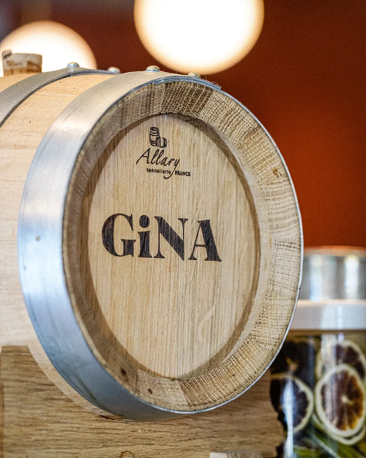 Tonneau en chêne gravé au nom de GiNA, sur le bar