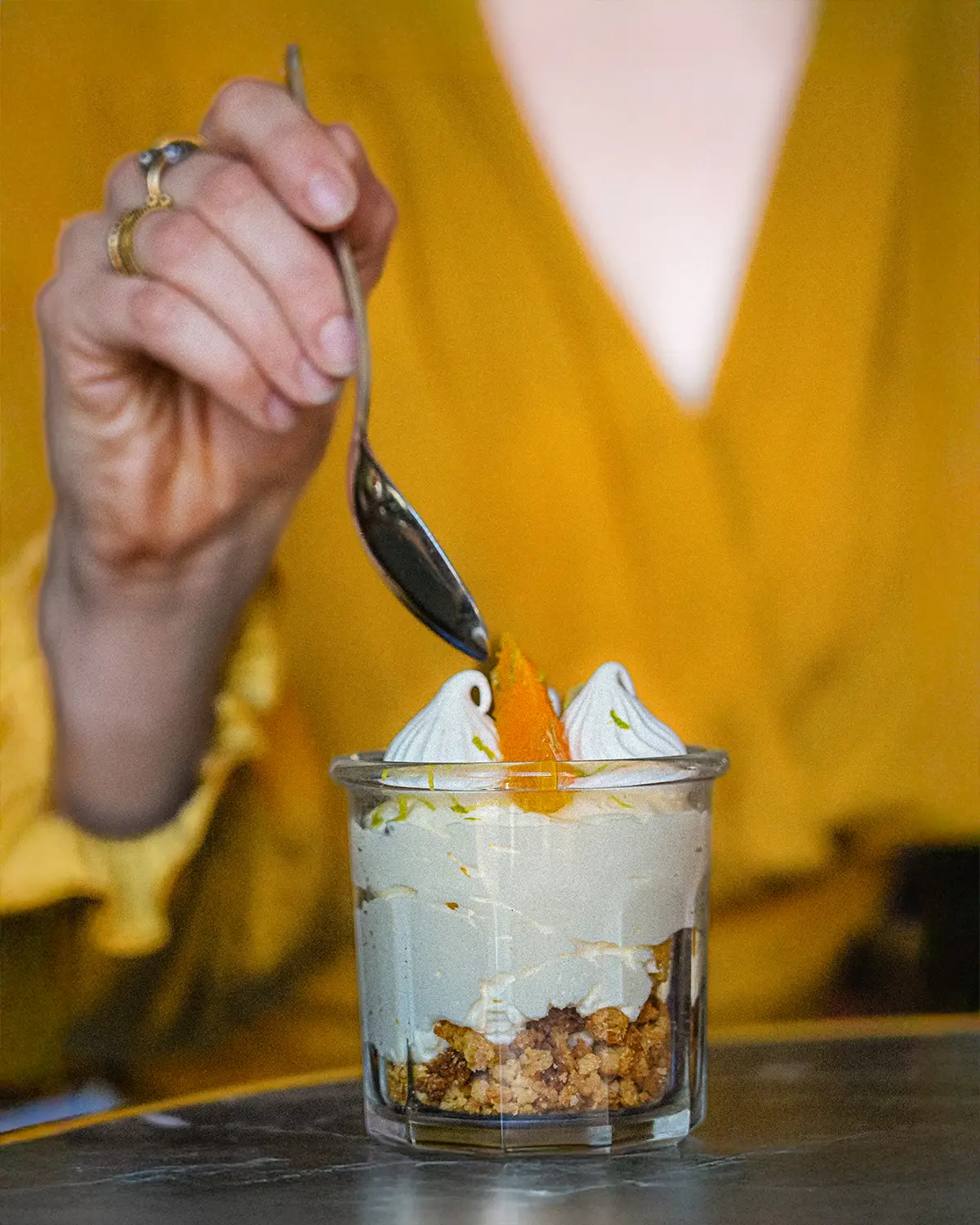 Dessert en verrine aux agrumes, crème et petites meringues