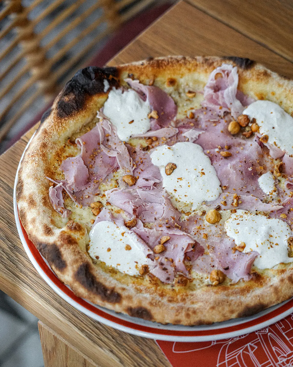 Pizza blanche au jambon, crème de burrata et noisettes concassées
