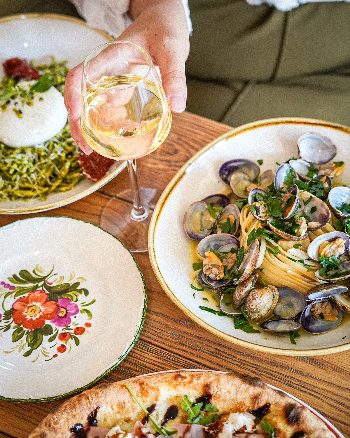 Table partagée : linguine aux palourdes, trofie au pesto, pizza et verre de vin blanc